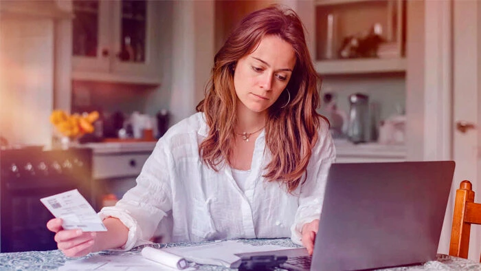 Frau_sitzt_vorm_Laptop_in_Kueche_Midyourney_Topnews.jpg (Bild: KI-generiert/Midjourney) Frau_sitzt_vorm_Laptop_in_Kueche_Midyourney_Topnews.jpg (Bild: KI-generiert/Midjourney)