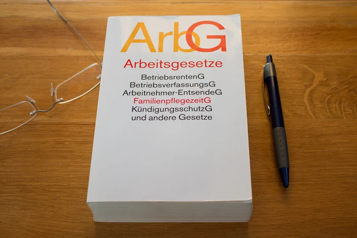 D Arbeitsgesetze_Buch_99266342-CS.jpg (Bild: ©Bennet Steiner - adobe.stock.com) D Arbeitsgesetze_Buch_99266342-CS.jpg (Bild: ©Bennet Steiner - adobe.stock.com)