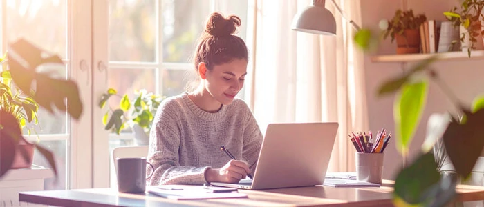 Studentin arbeitet zuhause_Firefly_Topnews.jpg (Bild: KI-generiert/Adobe Firefly) Studentin arbeitet zuhause_Firefly_Topnews.jpg (Bild: KI-generiert/Adobe Firefly)
