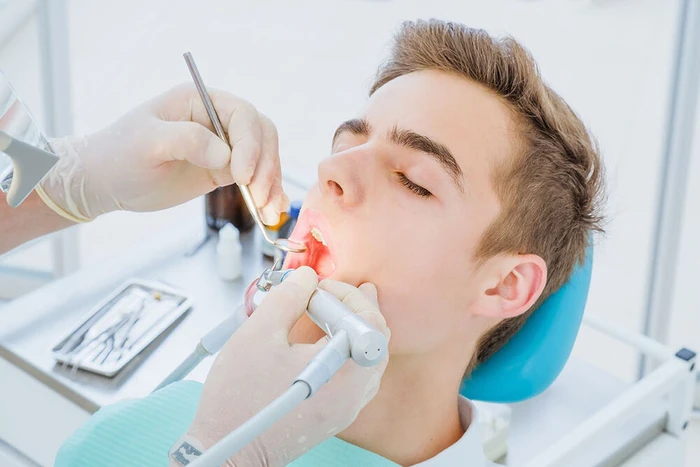 Behandlung_junger_Mann_209908249-cs.jpg (Bild: &copy;bravissimos - stock.adobe.com)