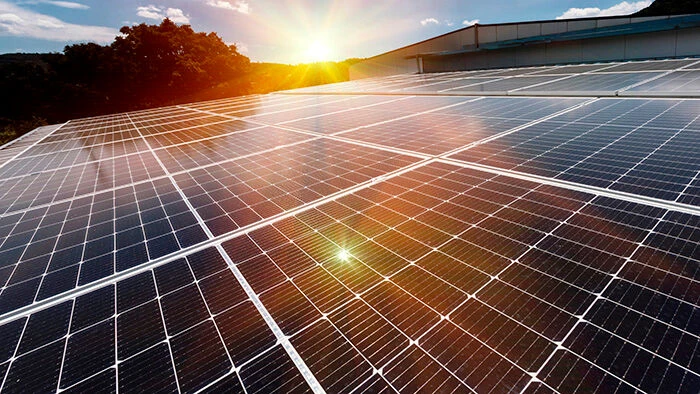 AdobeStock_514893058Photovoltaikdach.jpg (Bild: Petkov - stock.adobe.com)