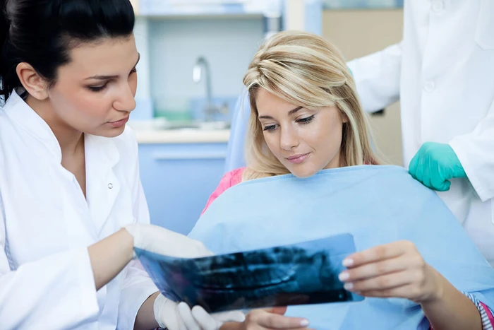 Zahnärztin_Patientin_Röntgenbild_51202954-cs.jpg (Bild: ©luckybusiness - stock.adobe.com) Zahnärztin_Patientin_Röntgenbild_51202954-cs.jpg (Bild: ©luckybusiness - stock.adobe.com)