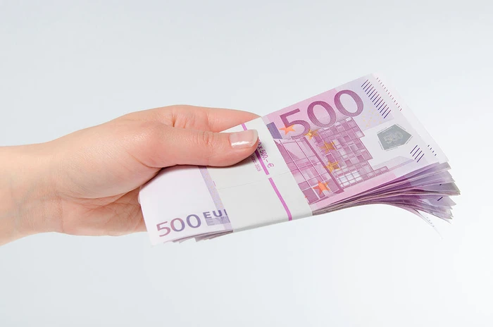 D Geld wird &uuml;bergeben_40888676-cs.jpg (Bild: &copy;frankdaniels.de - People & Eventfotografie - adobe.stock.com)